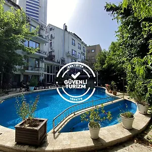 Blanche & Garden Pool Отель